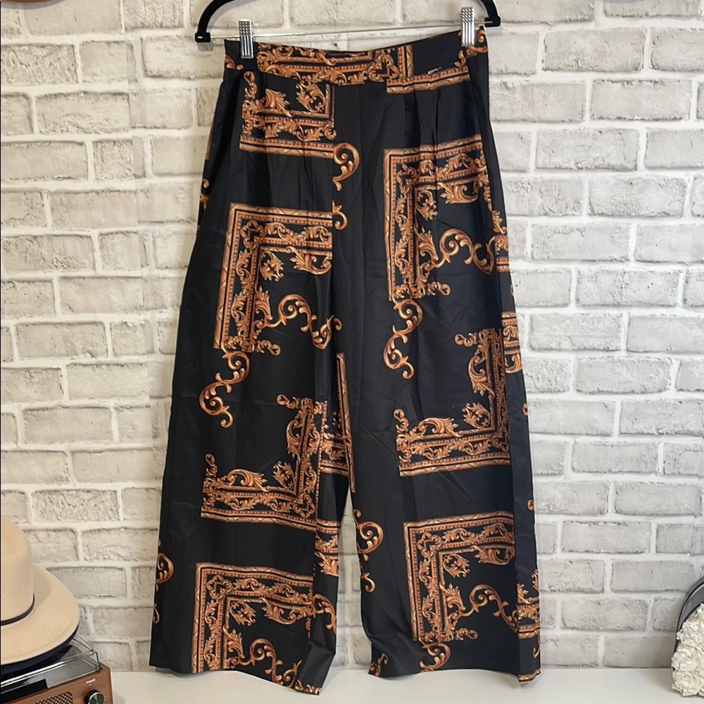 ✨Black and Gold Wide Leg Pants Size M✨